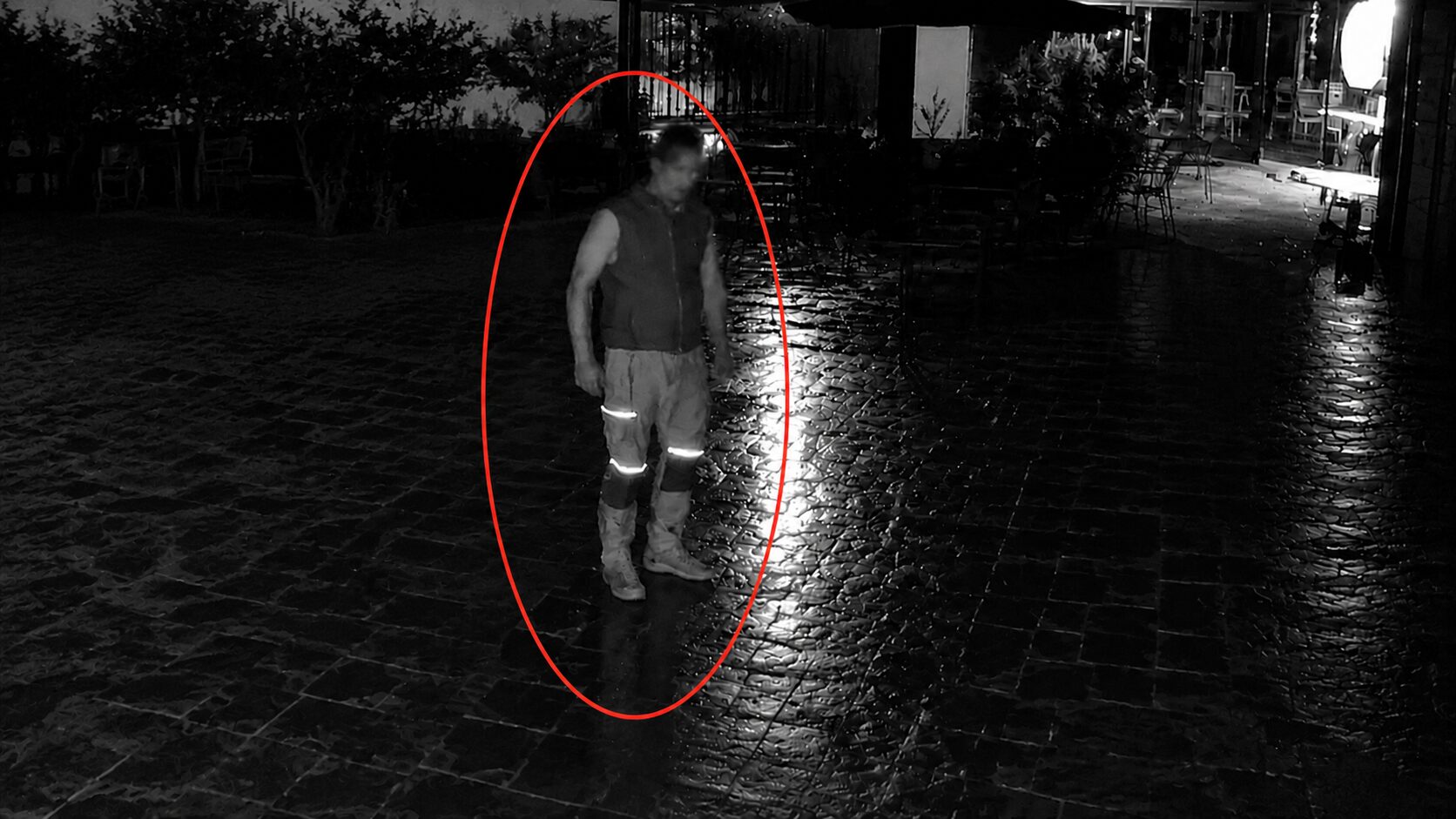Ukradli stole z velenjskega lokala?! Lastniki objavili posnetek moškega, obljubljajo bogato nagrado