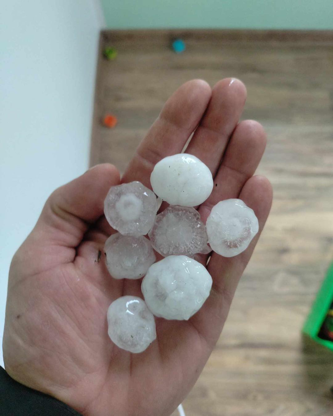 Kot oreh debela toča padala v Zgornji Savinjski dolini! Razkrivamo, kje je še trenutno nevarnost (foto)