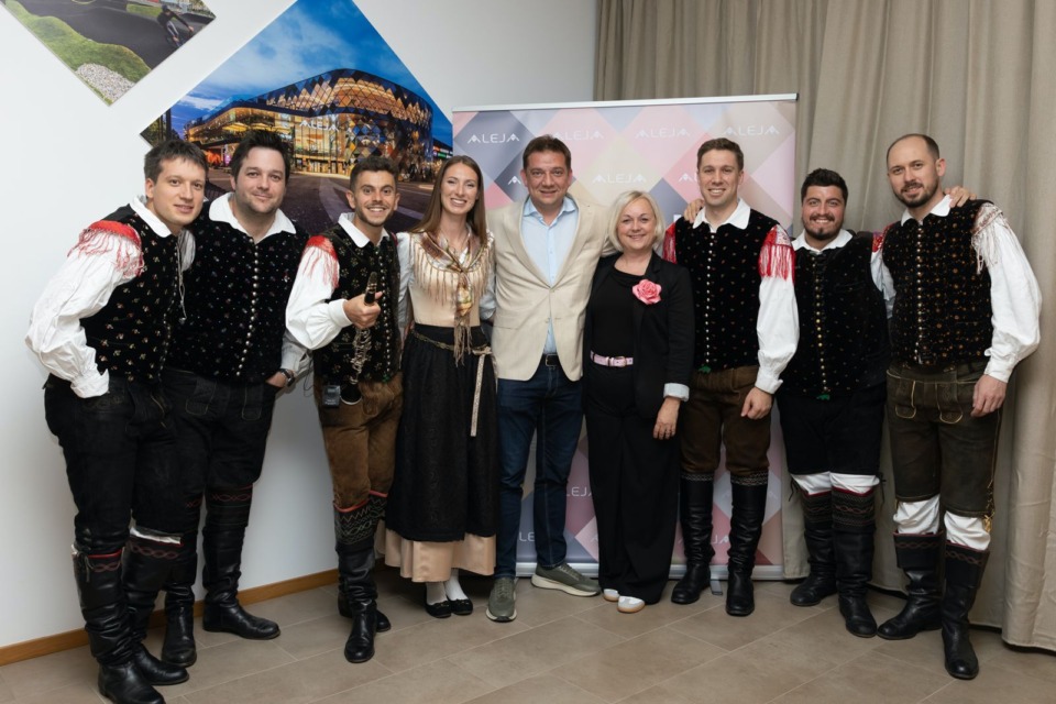 Ansambel Saša Avsenika zapel pred ALEJO kot pod Triglavom