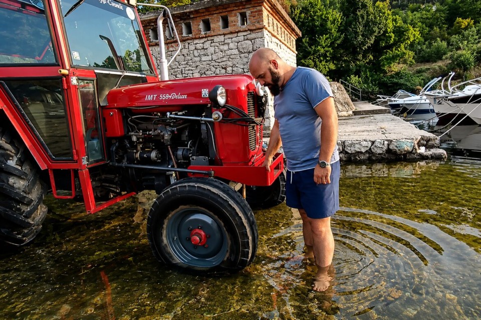 Mirko in prijatelji s traktorjem okoli Slovenije, Ivan pa gre s traktorjem do Niša