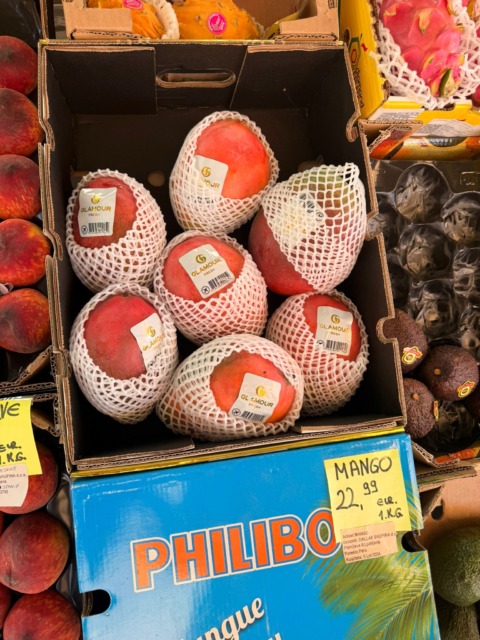 Bralka je za 2 manga in 2 kilograma češenj odštela skoraj 82 evrov? Poslala nam je račun iz slovenske obale (foto)