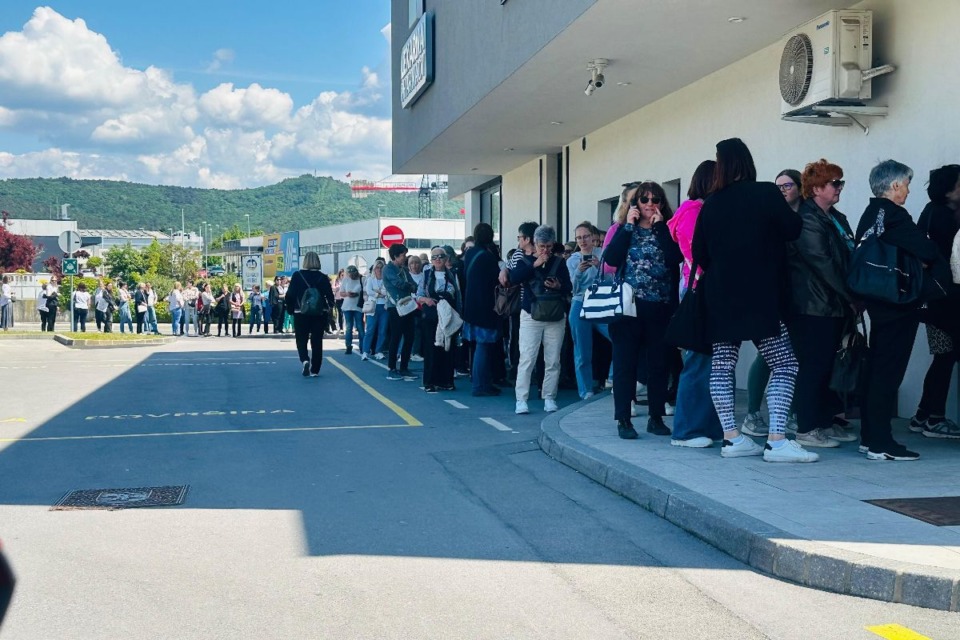 Ženske v Sežani ure čakale v dolgih vrstah za vpis k ginekologinji, zdaj se je odzval zdravstveni dom