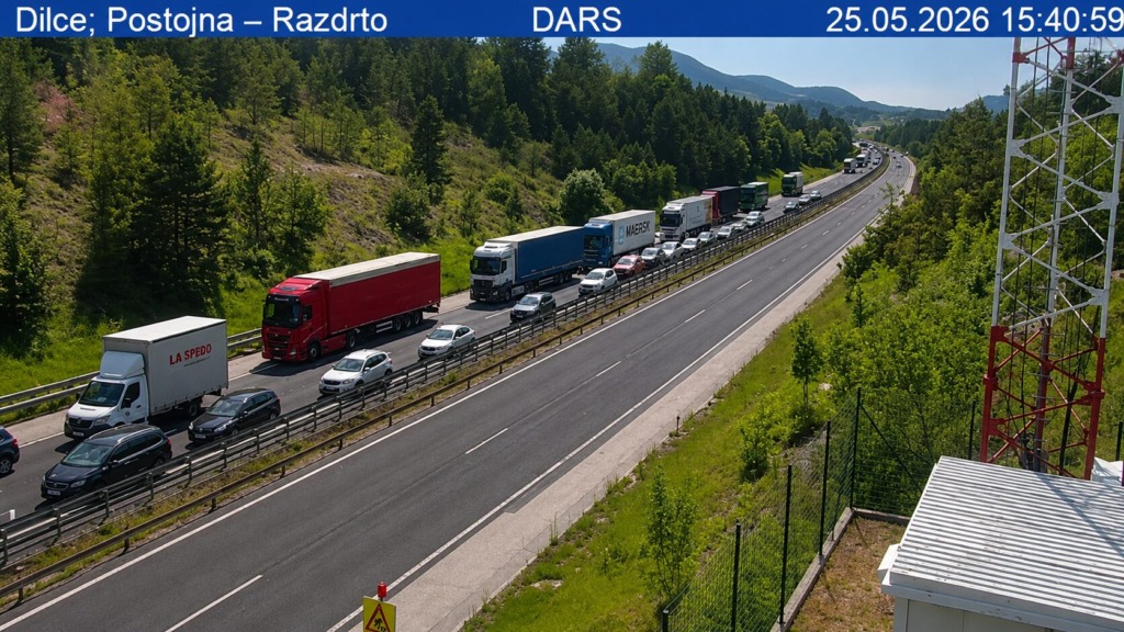Zastoj med Razdrtim in Ravbarkomando dolg skoraj 9 kilometrov
