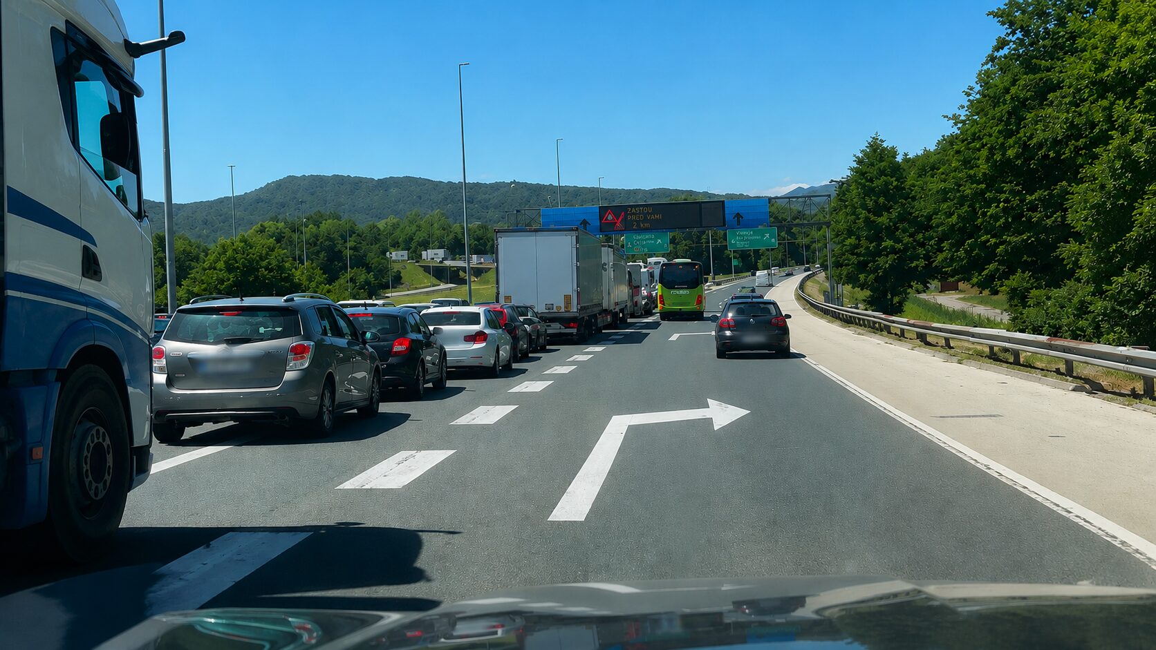 Bralec poslal posnetek: od Ljubljane proti Primorski se vije večkilometrska kolona (video)