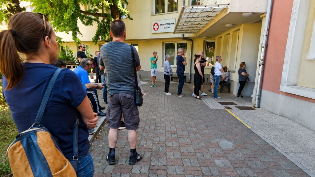 V Sežani ponovno vrste pred zdravstvenim domom, občani hitijo z opredelitvijo pri novi zdravnici (foto)