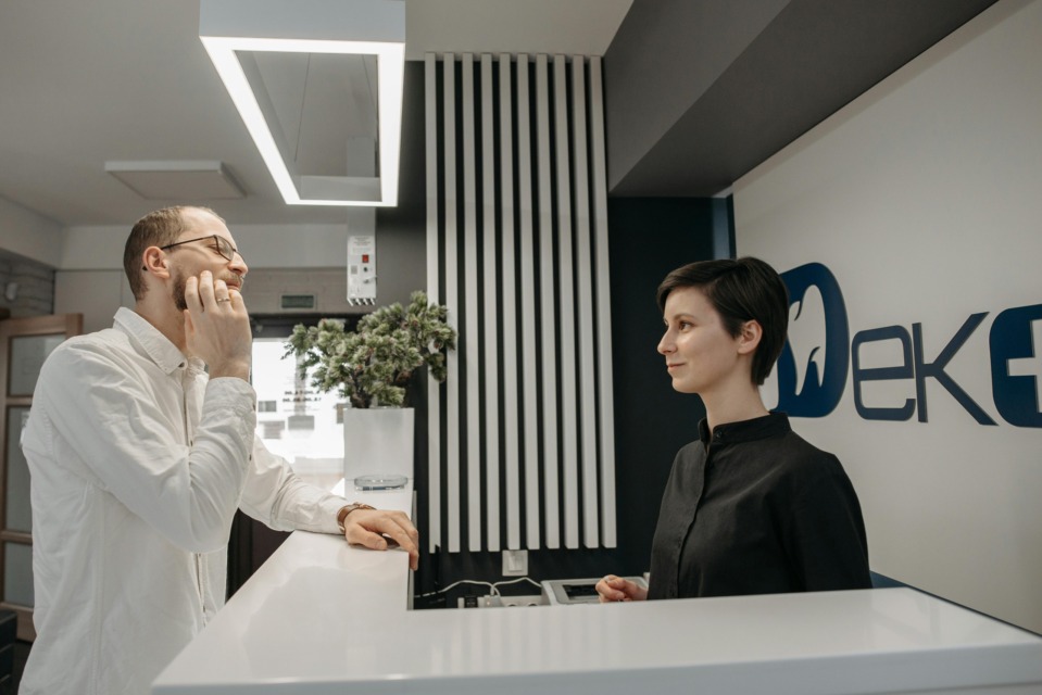 Moški na recepciji pri zobozdravniku