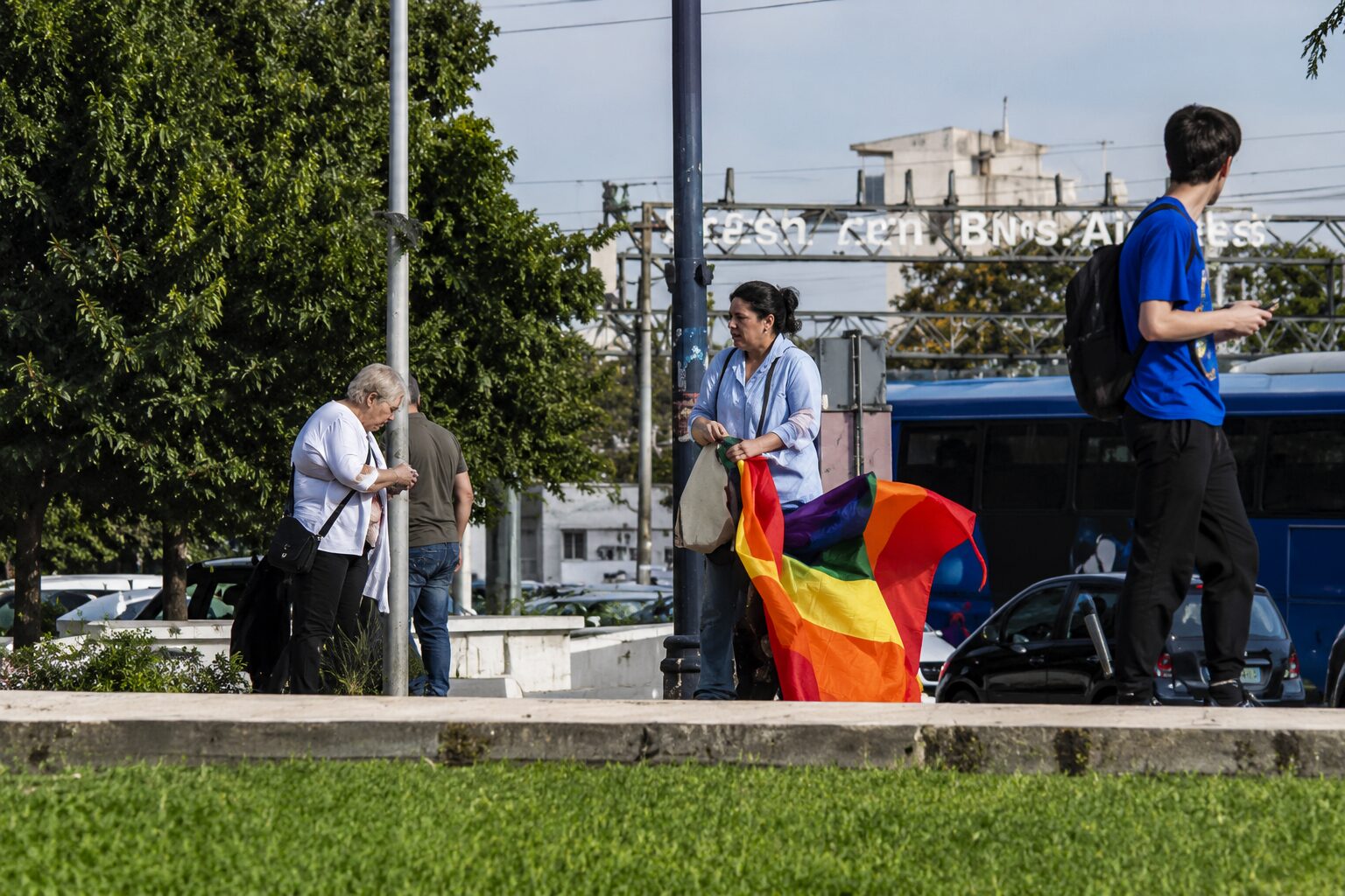 Ženska pred glavno železniško postajo potrgala LGBTQ zastave, ljudje pa so ji množično izražali podporo (VIDEO)