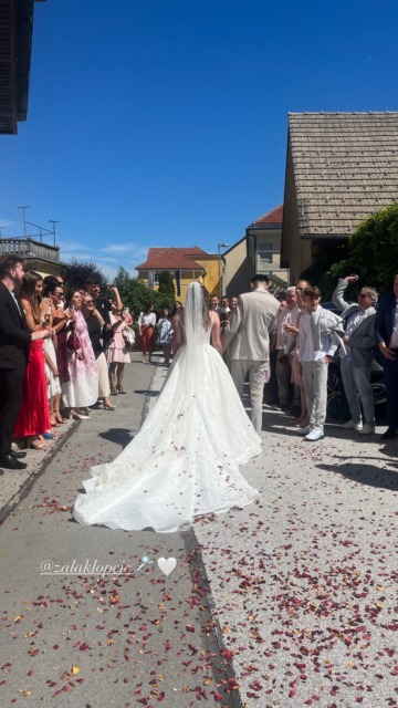 Članica Janševega podmladka se je poročila! Oče jo je pospremil do oltarja, zdaj pa so v javnost prišli prvi prizori s sanjske poroke (video)