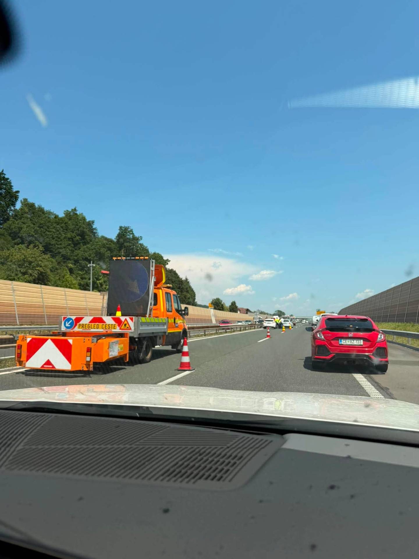 Avtocesta proti Ljubljani pri Brezovici močno ovirana: zamuda se iz minute v minuto daljša (FOTO)