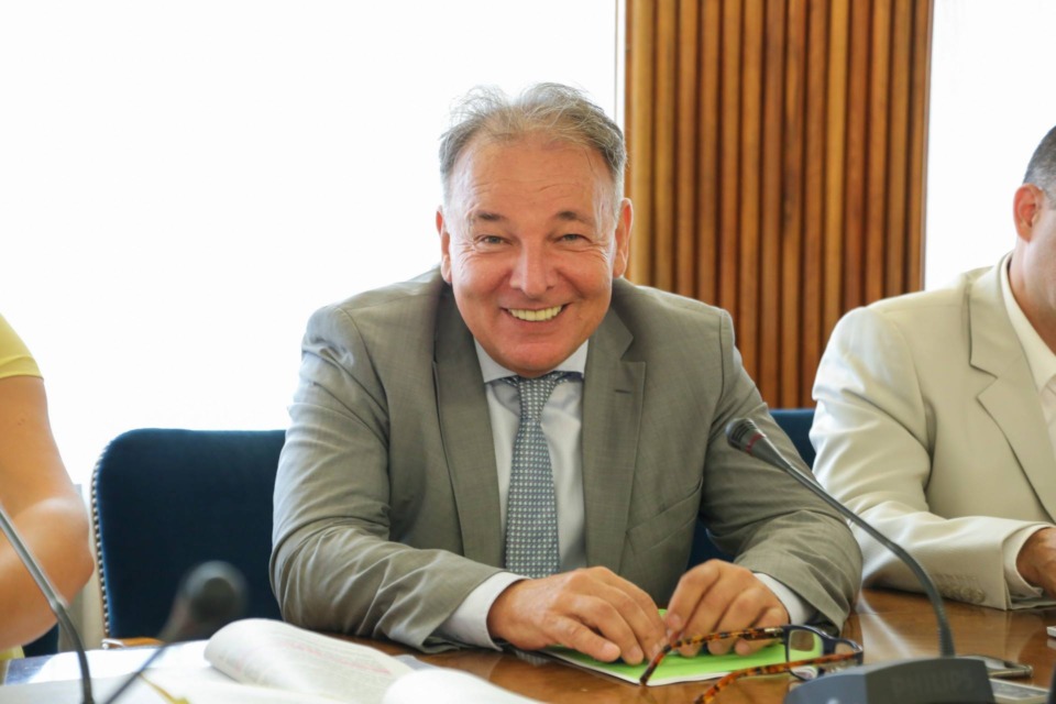 Kdo so ljudje, ki bodo prihodnja štiri leta krojili usodo Slovenije? Spoznajte Janševo ministrsko ekipo