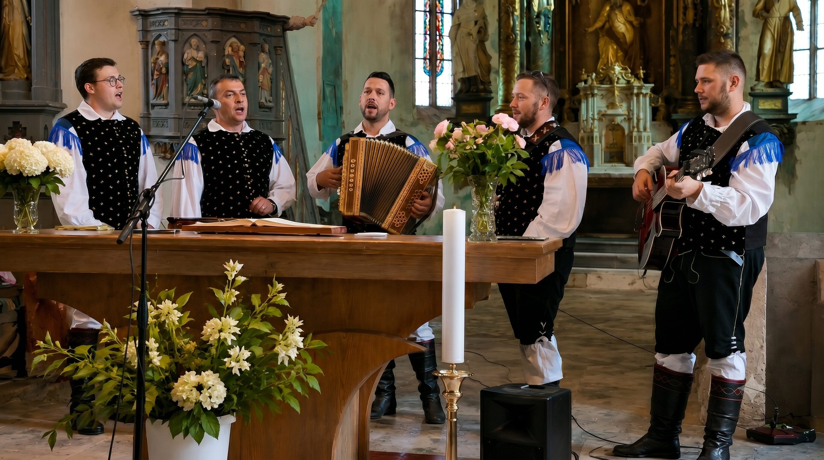 V cerkvi z župnikovim dovoljenjem zazvenela Slakova viža, posnetek si je ogledalo že več deset tisoč ljudi (VIDEO)