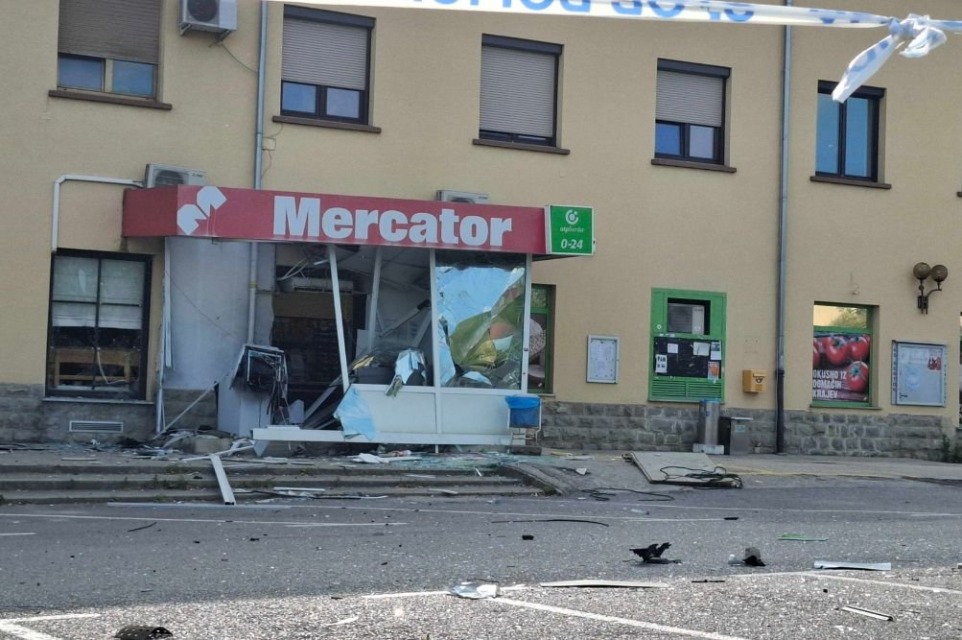 Bertoke prebudila silovita eksplozija: neznanci razstrelili bankomat in uničili vhod v trgovino (FOTO)