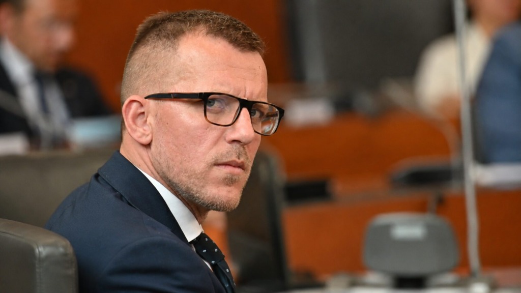 Mijič pred kamerami: »Žal mi je«, a politične odgovornosti ne bo prevzel z odstopom