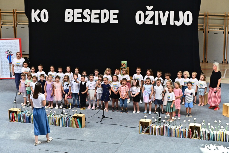 Čestitke v dolenjsko občino, kjer v vrtcu že 30 let negujejo bogato tradicijo, ki povezuje generacije, Anja Štefan navdušila
