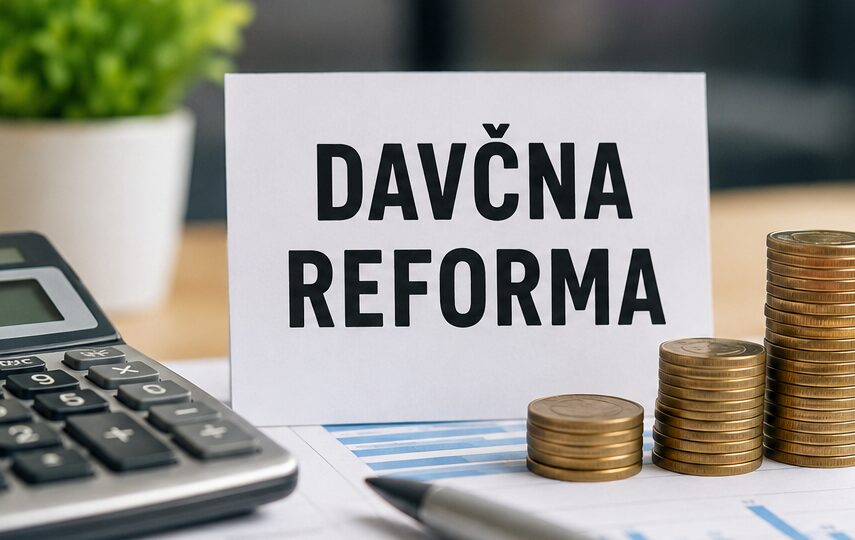 Davčna reforma, kovanci, kalkulator in finančni dokumenti na mizi.