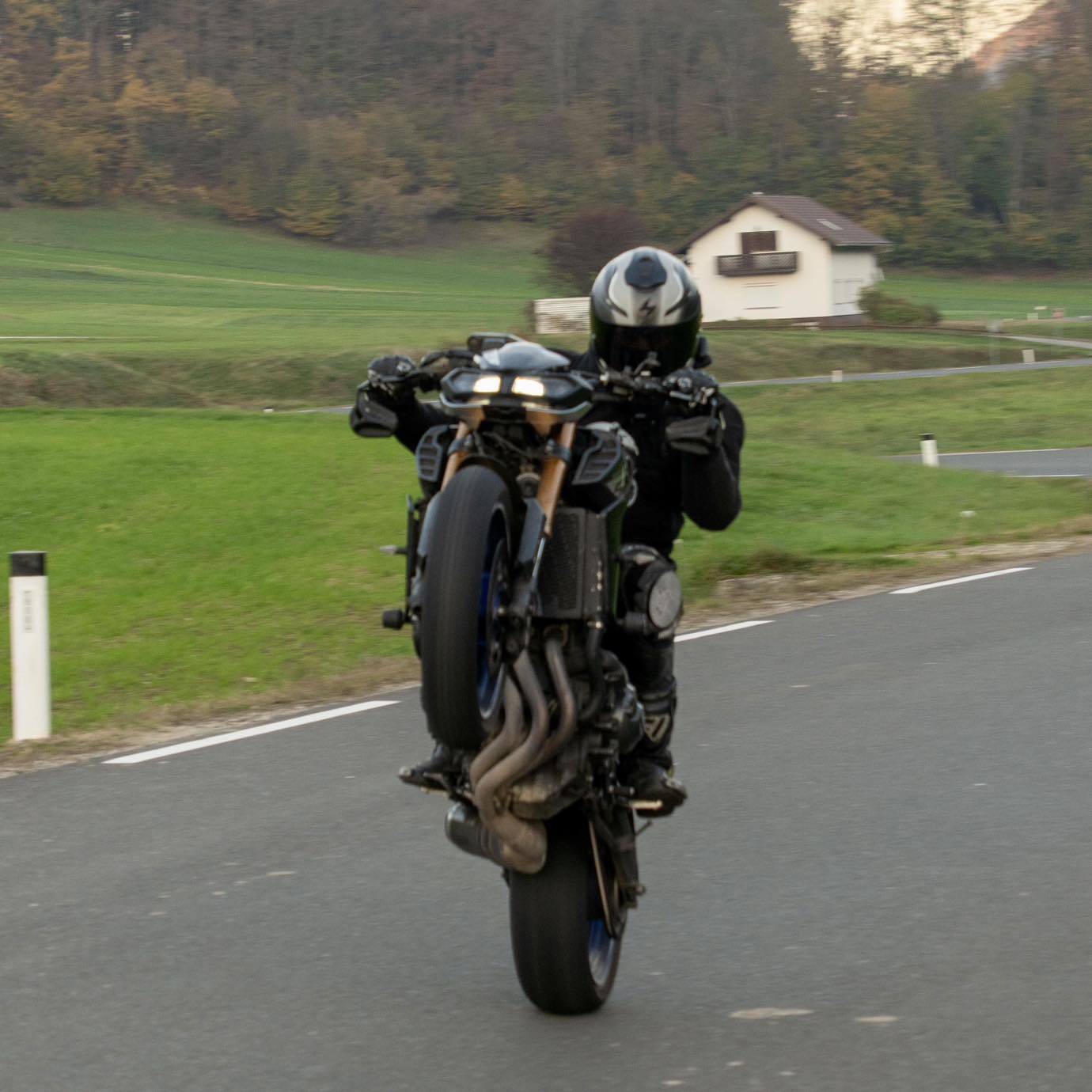 Portretna slika pokojnega motorist.