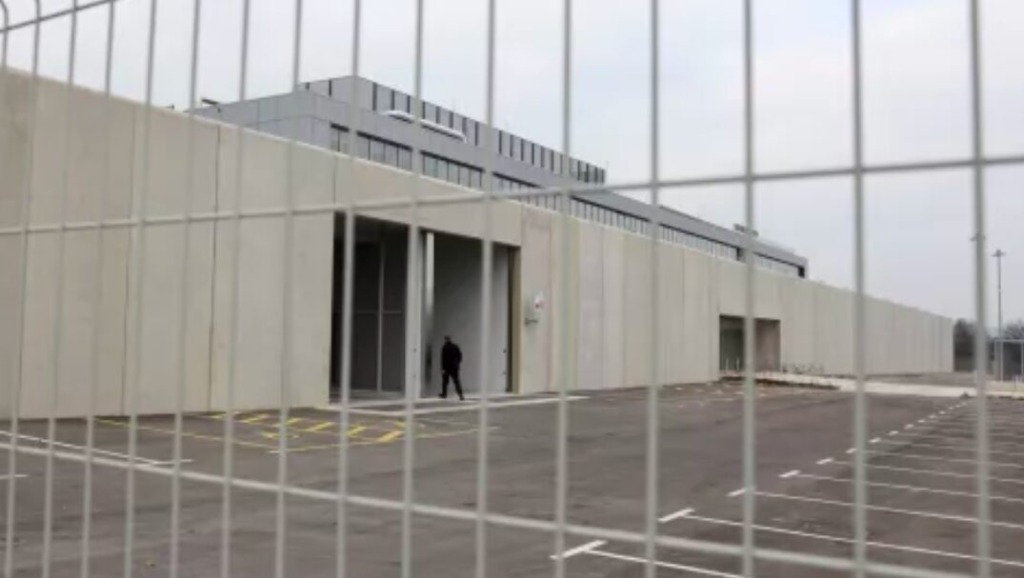 Šele odprli zapor v Dobrunjah, pa je že odpadel strop: poškodovan zaposleni