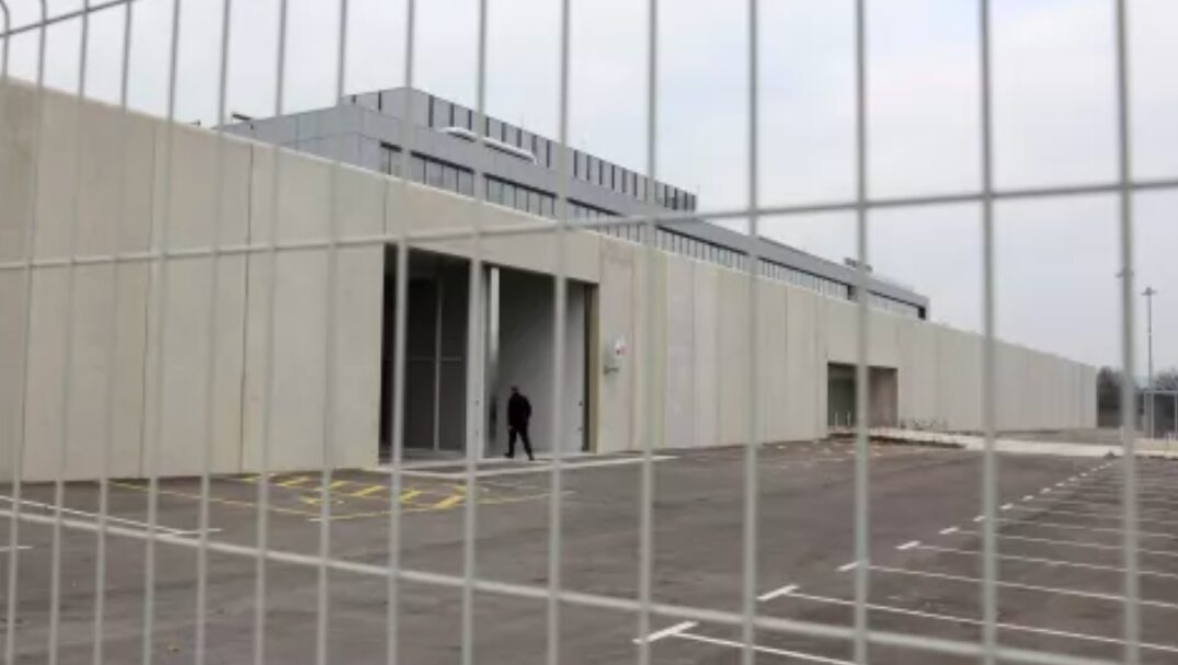 Šele odprli zapor v Dobrunjah, pa je že odpadel strop: poškodovan zaposleni