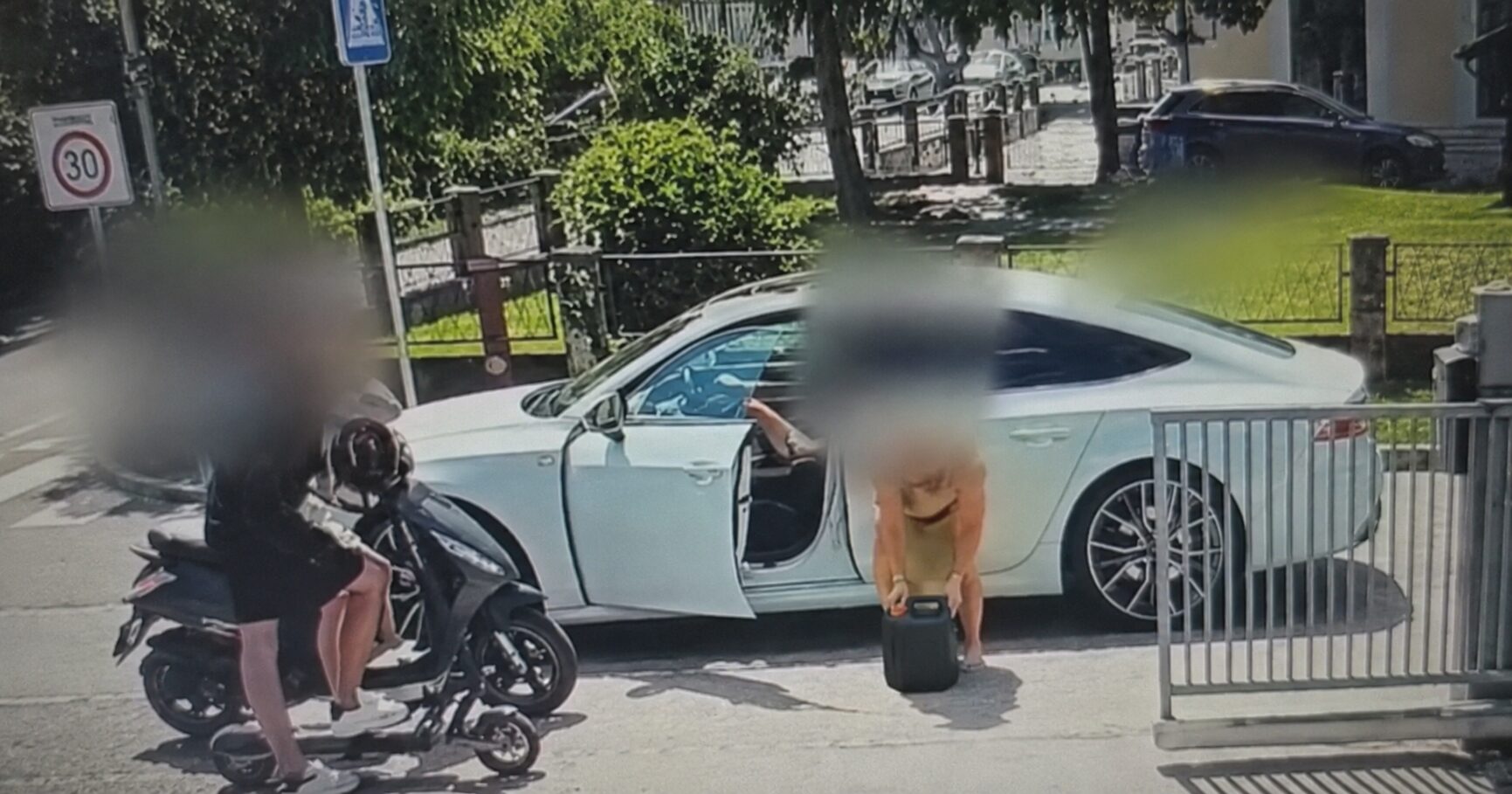 Šok v Domžalah: najstnika naj bi polila z bencinom, nato naj bi njen sin vrgel vžigalico (VIDEO)