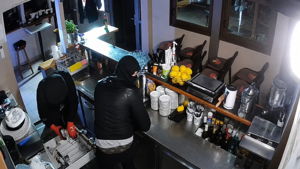 To sta si upala narediti kar pred kamero! Ljubljanski bar objavil posnetek drzne kraje (video)