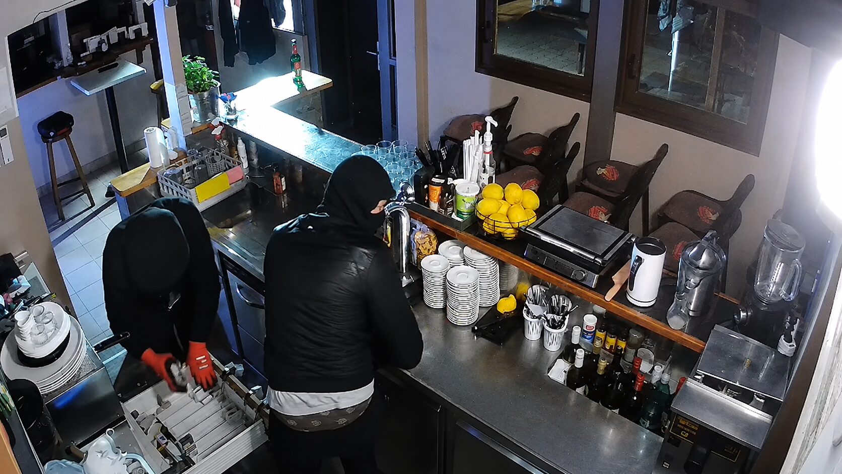 To sta si upala narediti kar pred kamero! Ljubljanski bar objavil posnetek drzne kraje (video)