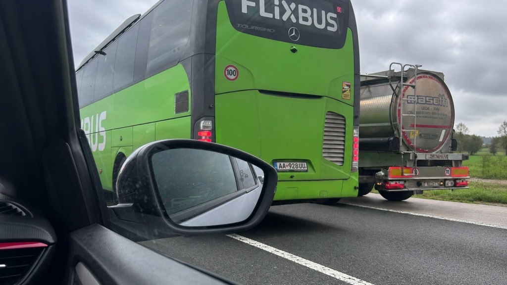 Voznik avtobusa v jutranji gneči naredil potezo, ki je razjezila številne