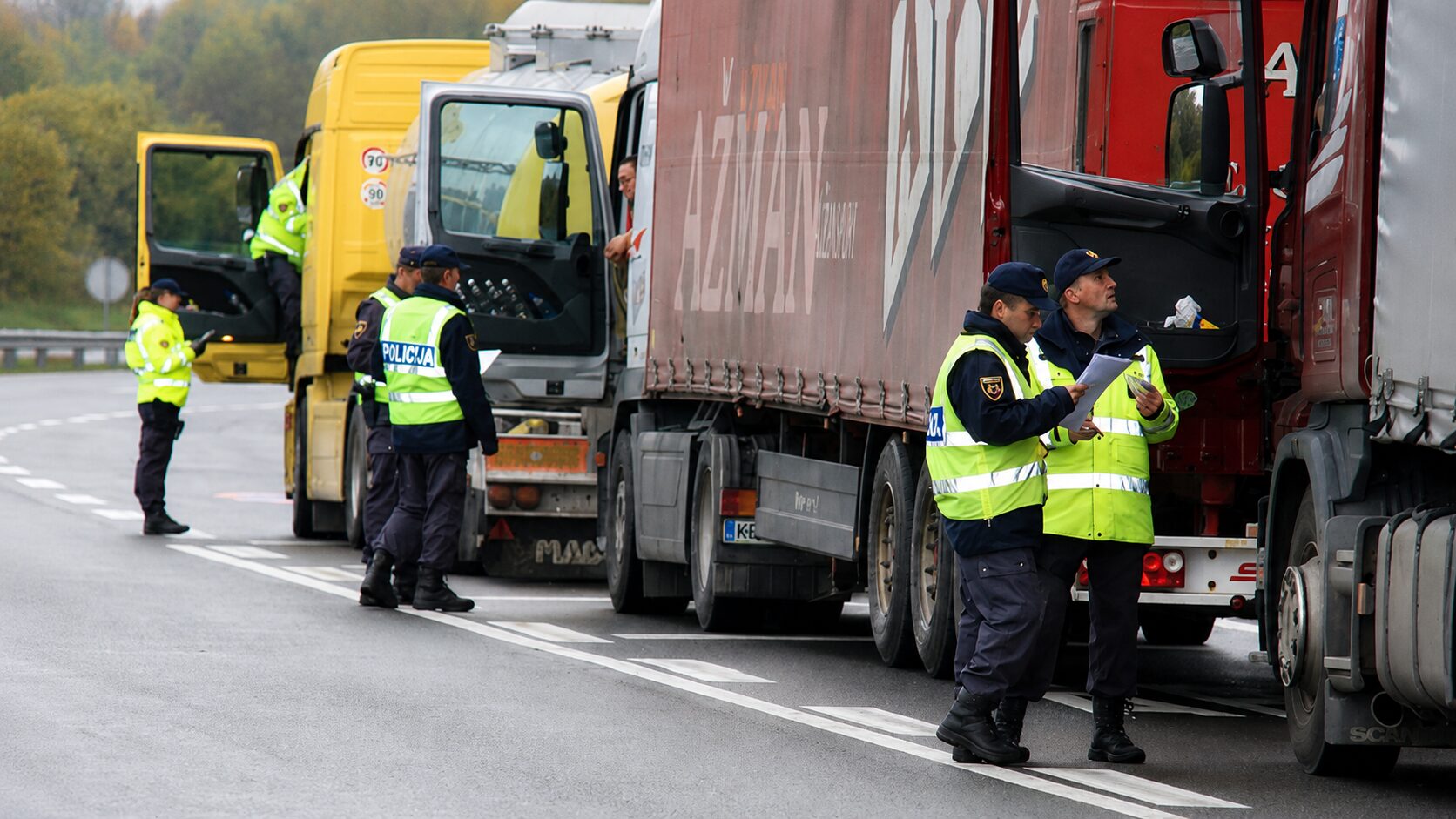 Tatovi ponoči iz tovornih vozil kradli gorivo
