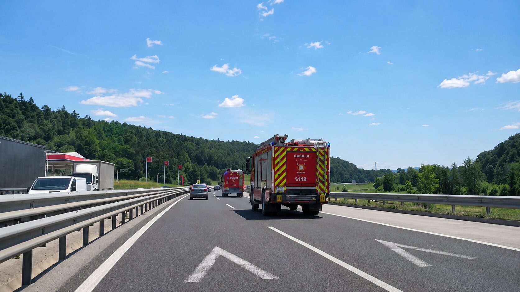 Gasilci hiteli proti Ivančni Gorici, bralka poslala fotografije s terena (foto/video)