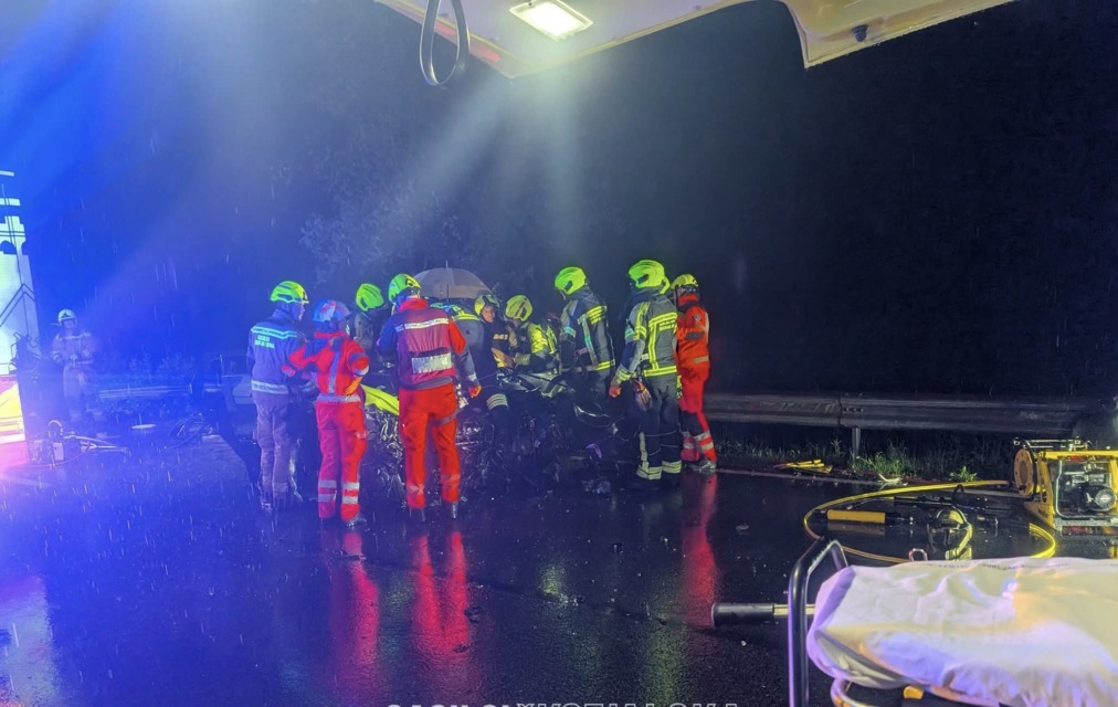 Drama ob 2. uri zjutraj, evakuiranih 24 stanovalcev, na kraju tudi reševalci
