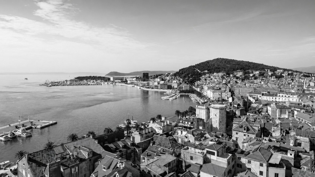 Ob potopljenem gliserju v Istri našli truplo, ena oseba se bori za življenje