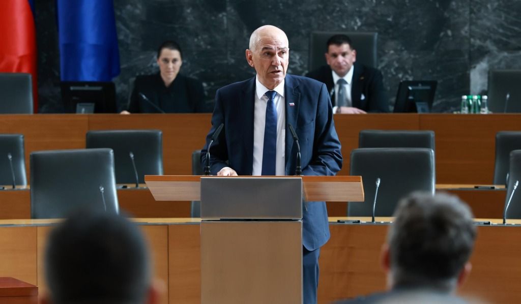 "Z nastopom te vlade se dokončno neha čas, ko so ali pa smo drugorazredni v državi nastavljali še drugo lice. Enaki vatli bodo veljali za vse in predlagam, da se s tem čim prej sprijaznimo," je poudaril Janša. Foto: BoBo