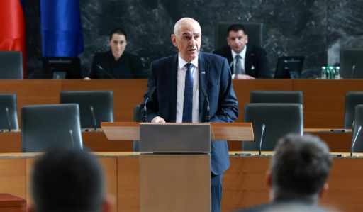 "Z nastopom te vlade se dokončno neha čas, ko so ali pa smo drugorazredni v državi nastavljali še drugo lice. Enaki vatli bodo veljali za vse in predlagam, da se s tem čim prej sprijaznimo," je poudaril Janša. Foto: BoBo