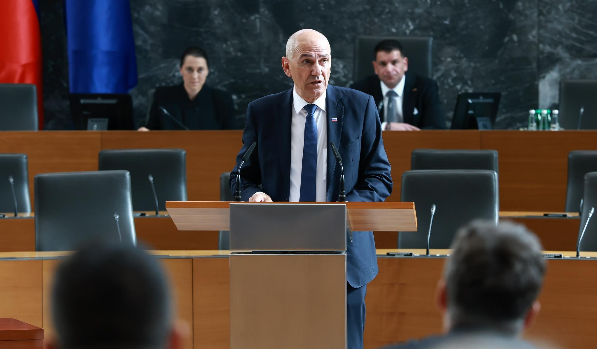 "Z nastopom te vlade se dokončno neha čas, ko so ali pa smo drugorazredni v državi nastavljali še drugo lice. Enaki vatli bodo veljali za vse in predlagam, da se s tem čim prej sprijaznimo," je poudaril Janša. Foto: BoBo