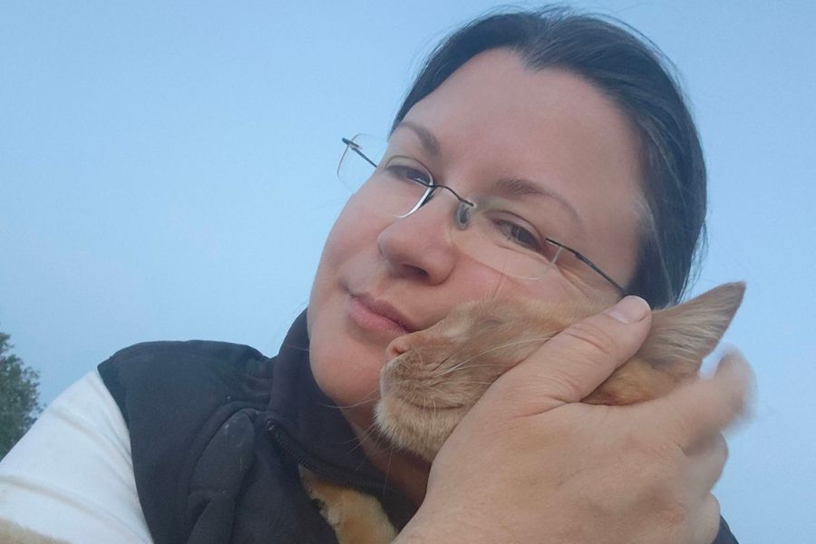 Poslanci Resnice Katja Kokot in maček.