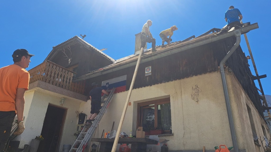 Po požaru, ki je uničil najvišje ležečo kmetijo v Sloveniji, se je družina Bukovnik prvič oglasila na Facebooku (FOTO)