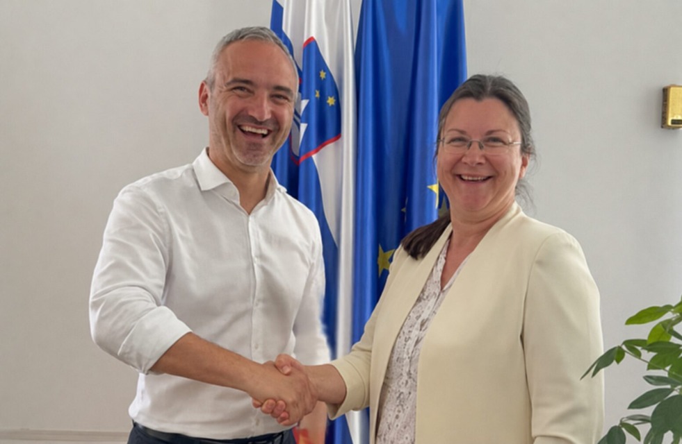 Kokotova presenetila novega ministra: darilo, ki govori več kot dolgi govori (FOTO)