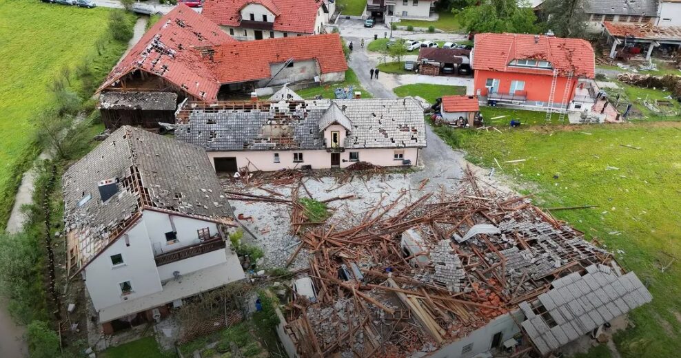 Opustošenje po neurju v Klancu in Komendi