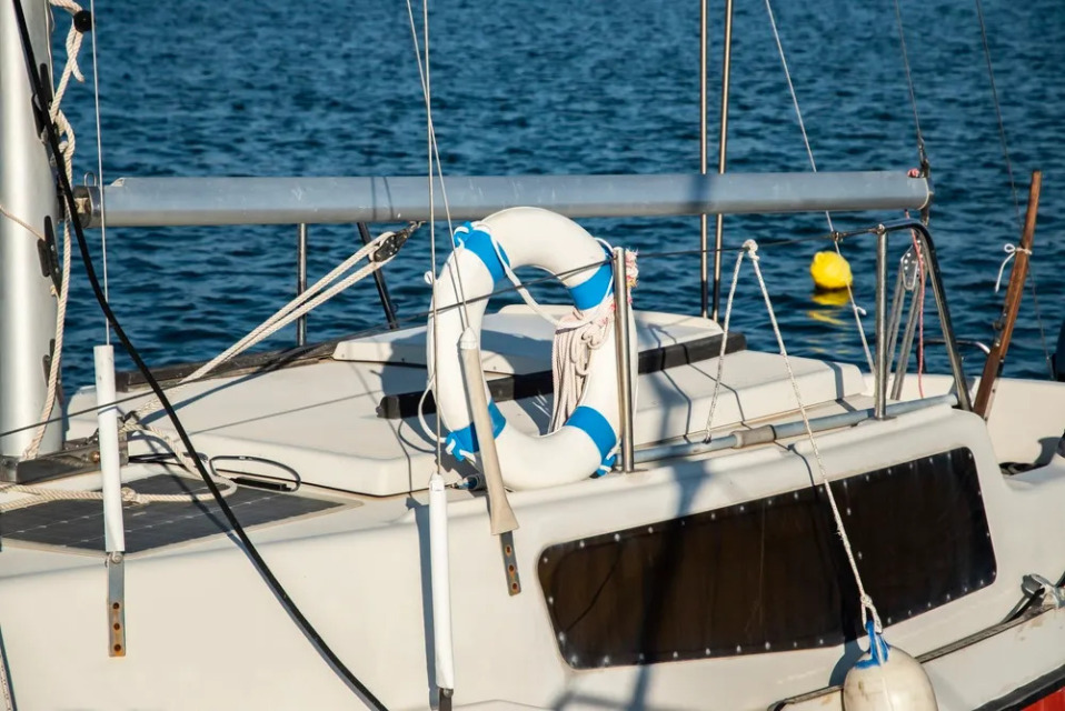 Ste videli jadrnico MIKA? V Portorožu s priveza izginilo sedemmetrsko plovilo