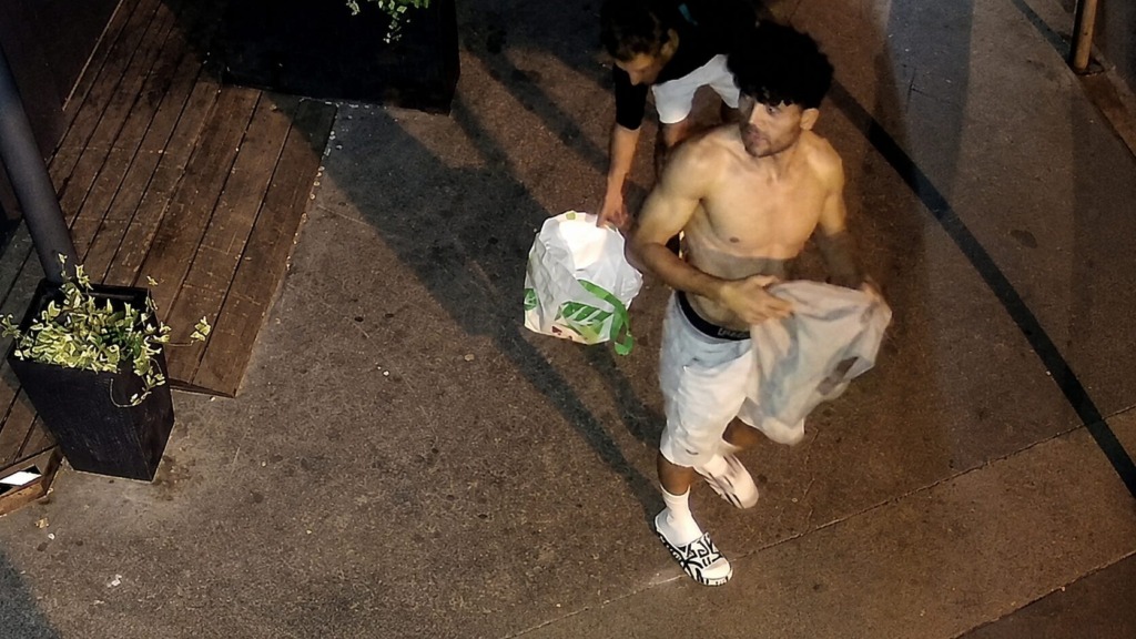 Ujela ju je kamera! Iz ljubljanske kavarne naj bi odkorakala z ukradeno marelo, ju prepoznate? (FOTO)