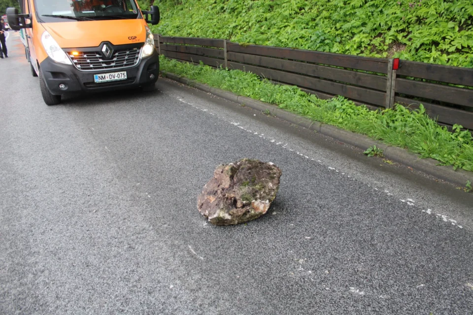 Pri Brestanici skala padla na avtomobil, posredovali gasilci
