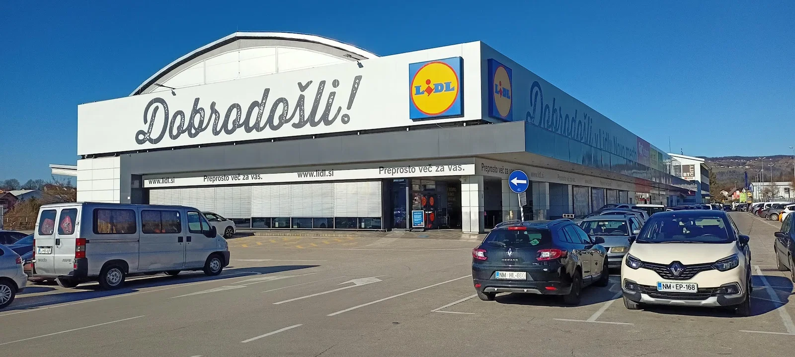Novomeščanka besna: " Pred bolnišnico in Lidlom nadlegujejo starejše ljudi, jih zasledujejo in od njih prosijo denar!" - poziva policijo, da naj kaj storijo (FOTO)