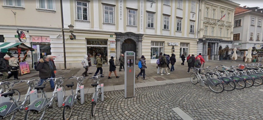 Ameriški turist naj bi v Ljubljani namenoma pohodil vrabca: »Ptič je bil napol mrtev, nato ga je odnesel v smeti« (imamo fotografijo osumljenca)
