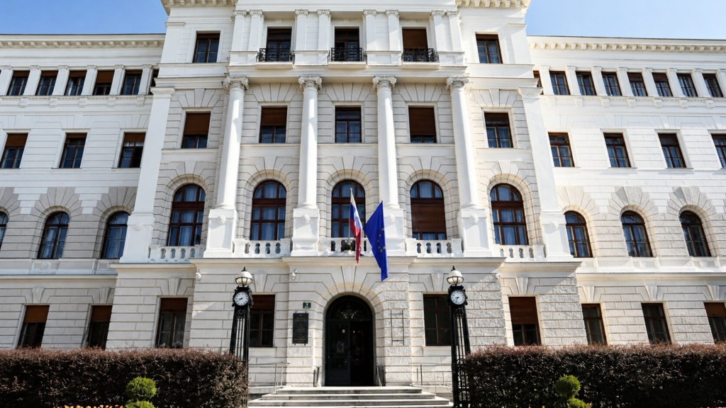 Po več slovenskih sodiščih prejeli grožnje z bombo, oglasila se je policija