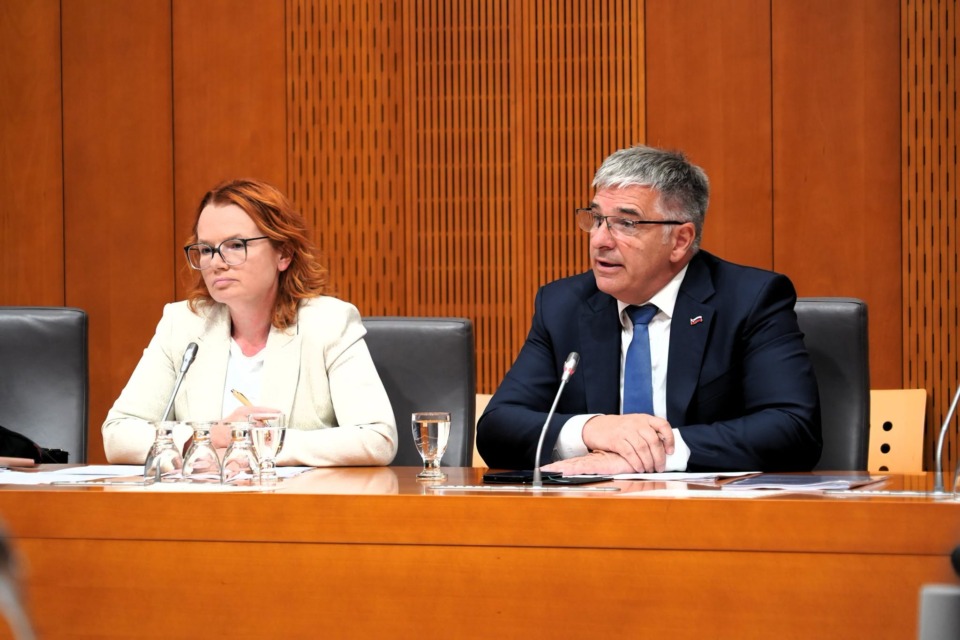 Lotrič ostro nad očitke: »Nam očitajo pico iz lastnega denarja, sami pa so trošili davkoplačevalski denar za vplivnice in medije« (FOTO)