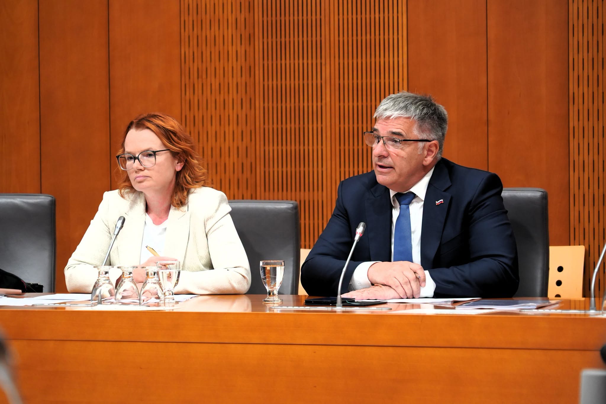 Lotrič ostro nad očitke: »Nam očitajo pico iz lastnega denarja, sami pa so trošili davkoplačevalski denar za vplivnice in medije« (FOTO)