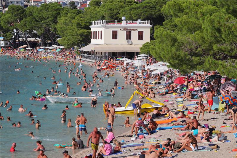 Julij se še ni začel, ta hrvaška plaža pa že poka po šivih! Posnetek s plaže pove vse (video)