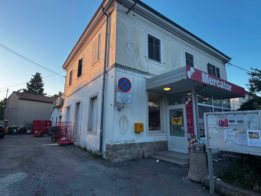 Neprijetni prizori pred Mercatorjem v Strunjanu razburili domačine in turiste (foto)