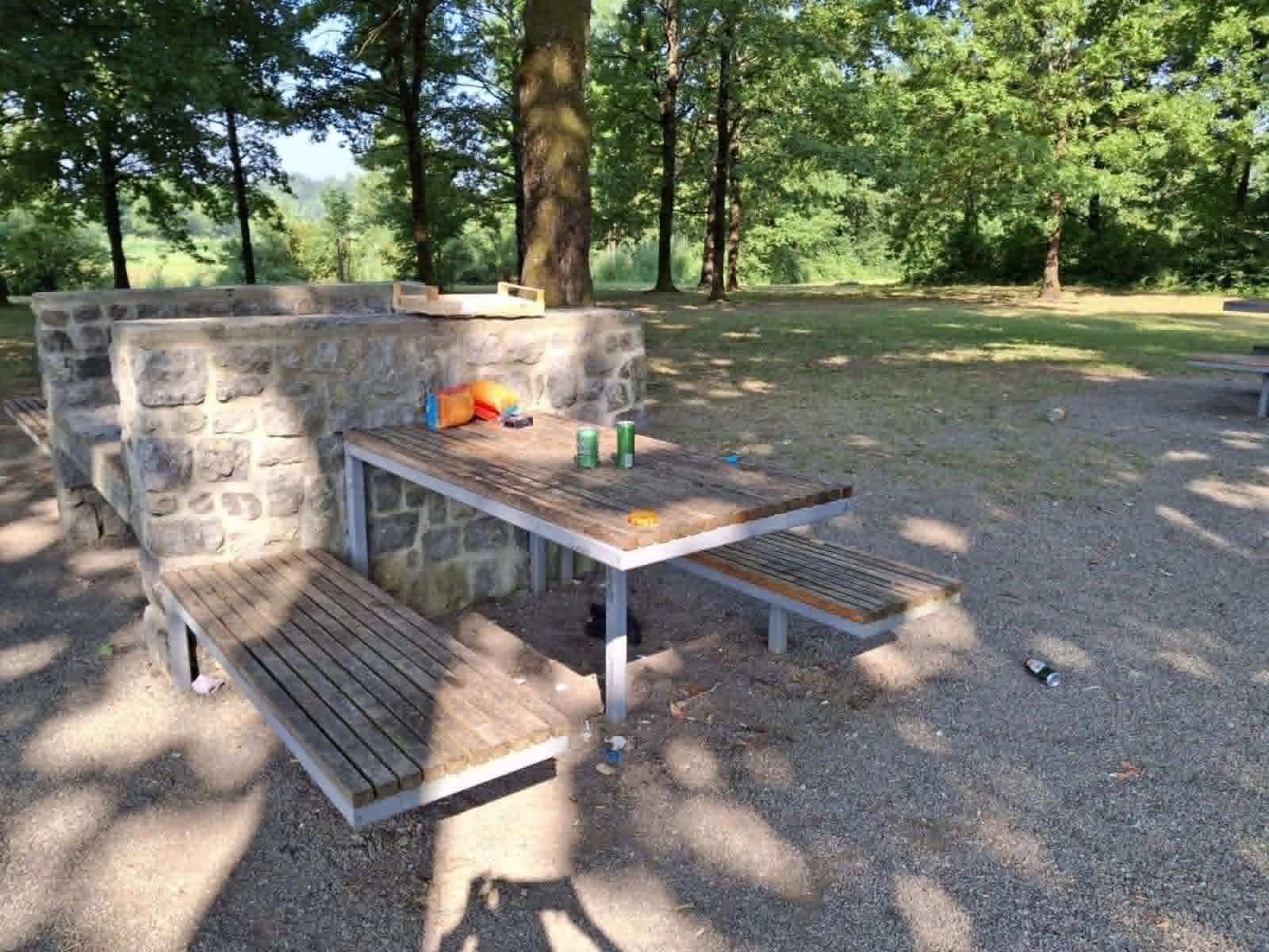 Vandalizem na metliškem kopališču.
