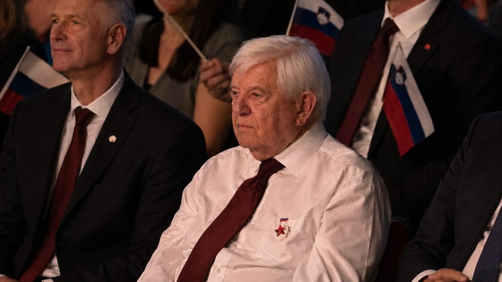 Milan Kučan se je na državni proslavi pojavil s priponko z rdečo zvezdo: Je bila to provokacija? (FOTO)