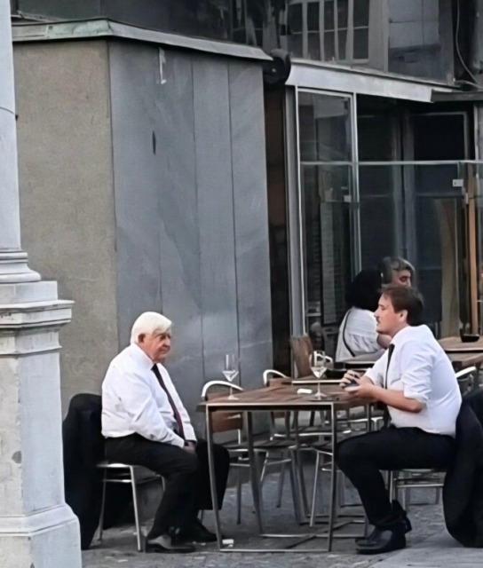 Milan Kučan in Lenart Žavbi na kavici.
